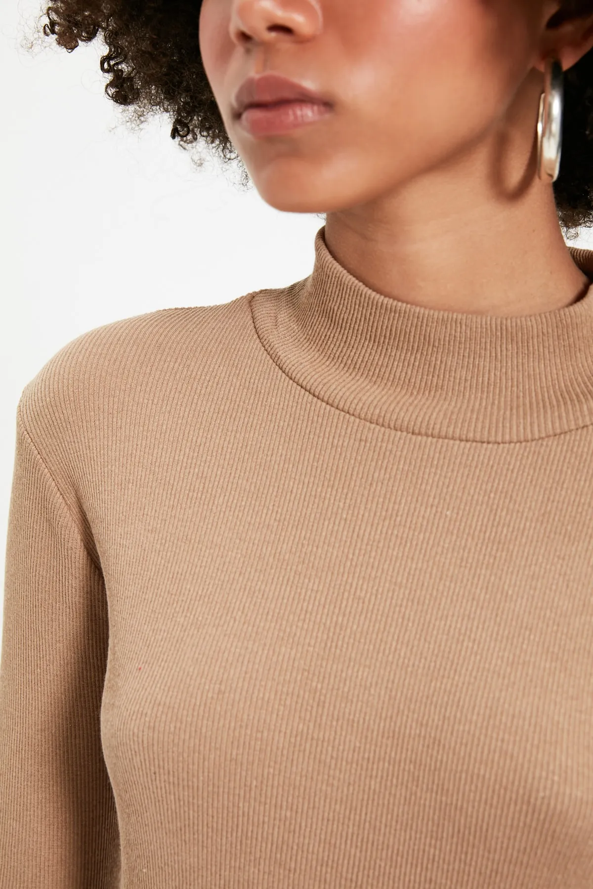 Trendyol Collection  Nerzfarbene, taillierte, langärmlige, gerippte, dehnbare Strickbluse mit hohem Kragen TWOAW21BZ0423