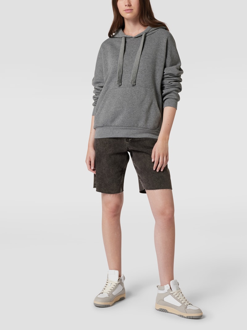 Jeansshorts mit ausgefransten Abschlüssen in schwarz