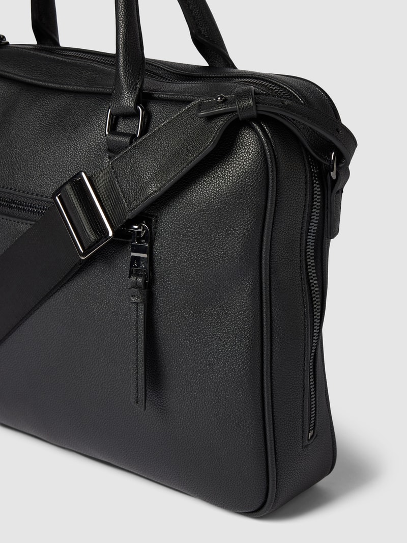 Crossbody Bag mit Label-Detail in schwarz