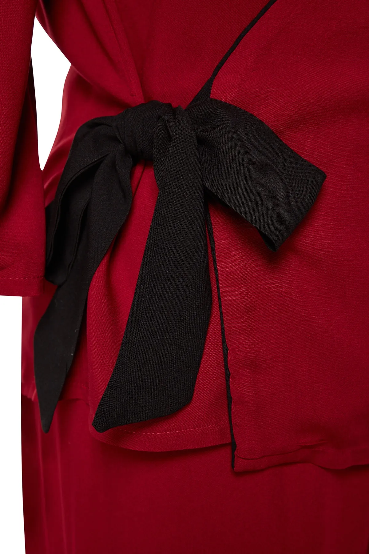 Trendyol Curve  Burgunderfarbenes, zweireihiges, gewebtes Pyjama-Set mit Kragen und Kragen TBBAW23AI00032