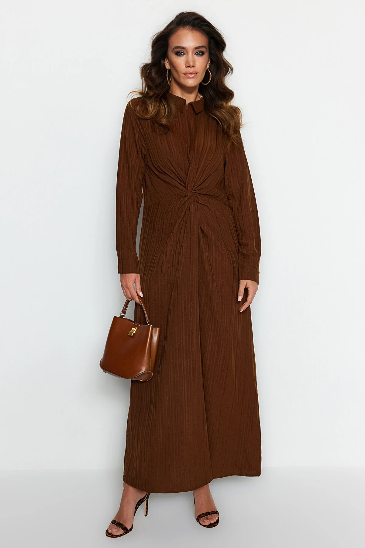 Trendyol Modest  Braunes gewebtes Kleid mit Knoten vorne und Reißverschlussdetail TCTSS23EB00137