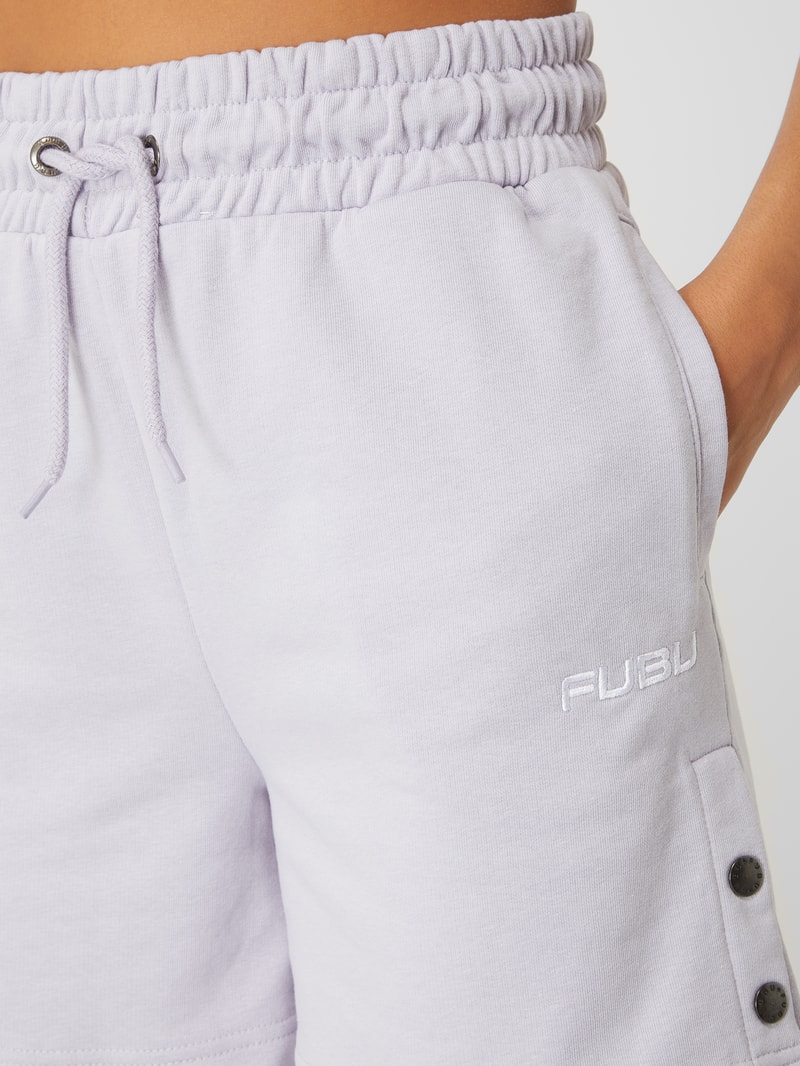 Shorts mit seitlicher Knopfleiste in flieder