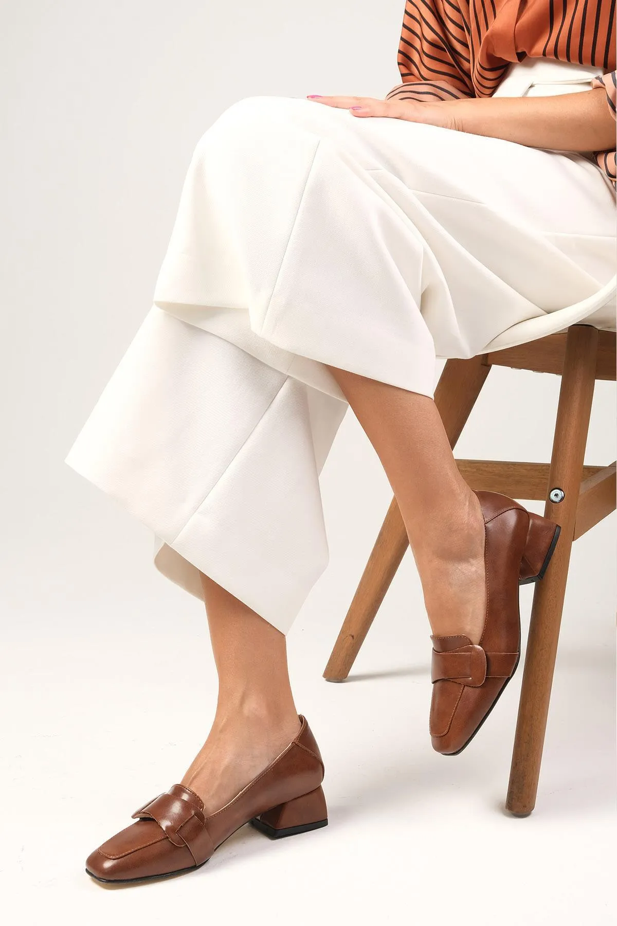 Mio Gusto  Anneka Brown Blunt Toe Damenschuhe mit kurzem Absatz