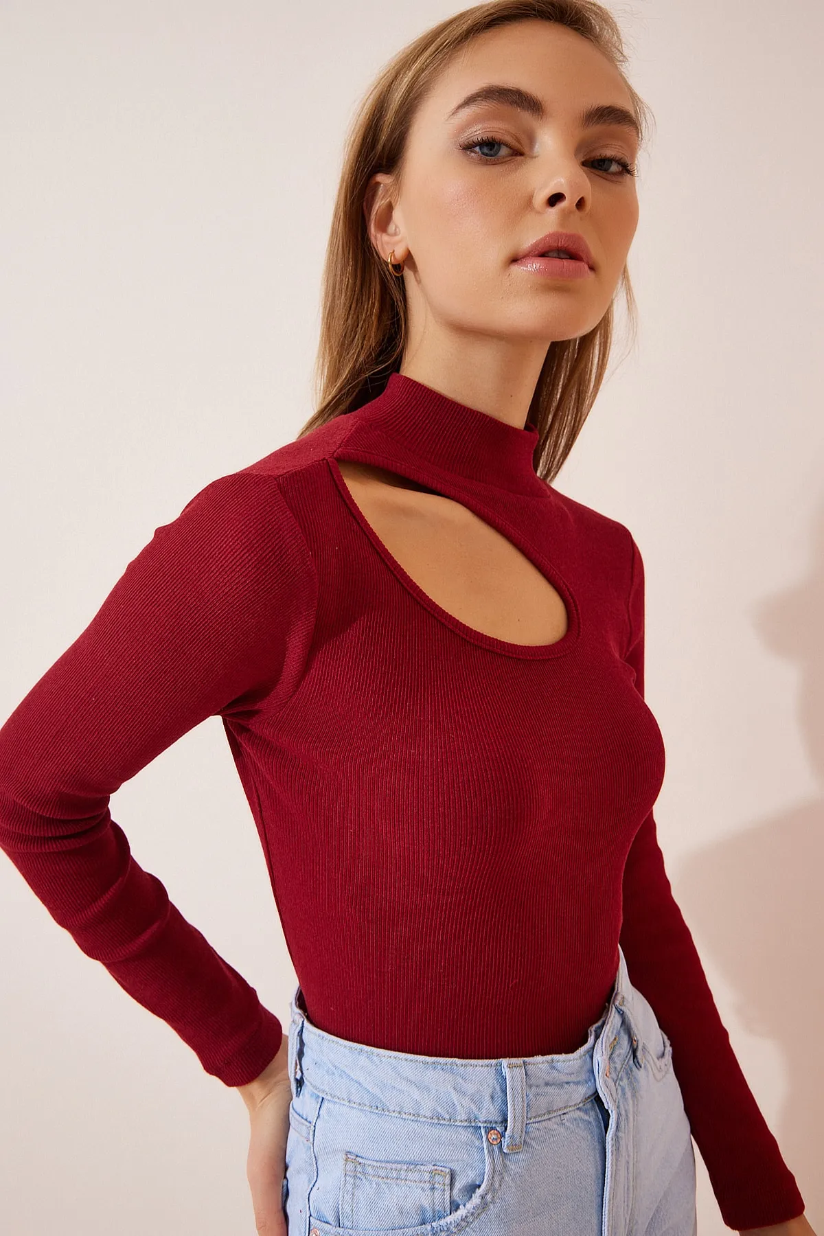 Happiness İstanbul  Damen-Bluse aus schnurgebundenem Strick mit Ausschnitten in Burgunderrot GT00065