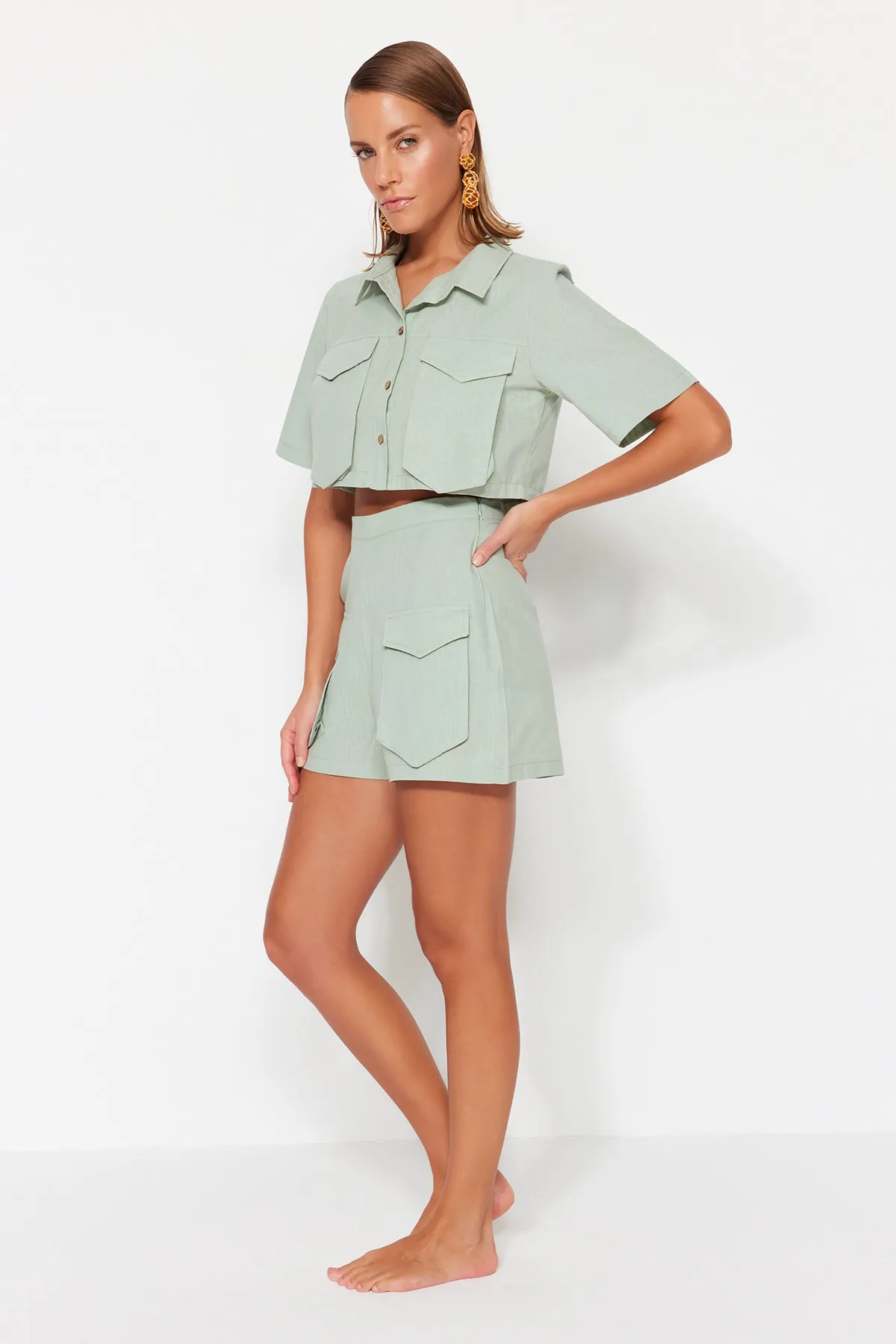 Trendyol Collection  Mintgrünes Set mit gewebten Taschen, 100 % Baumwolle, Hemd und Shorts TBESS22AU00007