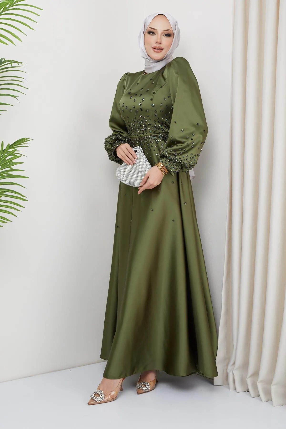 Olcay  Abendkleid aus Satin mit Steindetail vorne und an den Ärmeln HELLGRÜN 1658