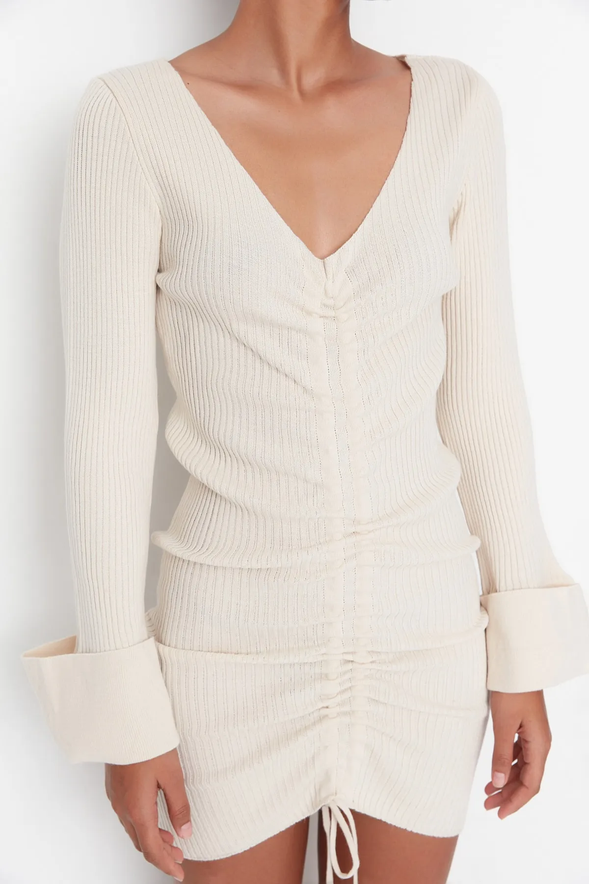 Trendyol Collection  Steinfarbenes Mini-Strickkleid mit V-Ausschnitt TWOAW22EL0564
