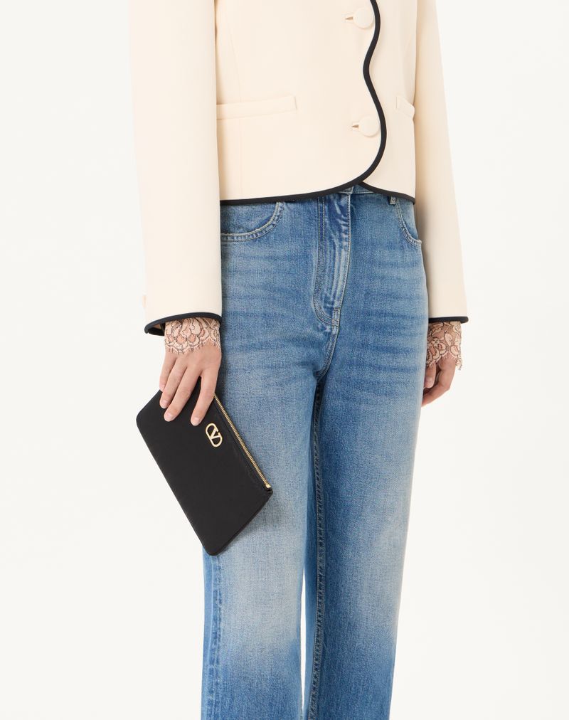Clutch VLogo Signature em tecido moiré com logo de joia