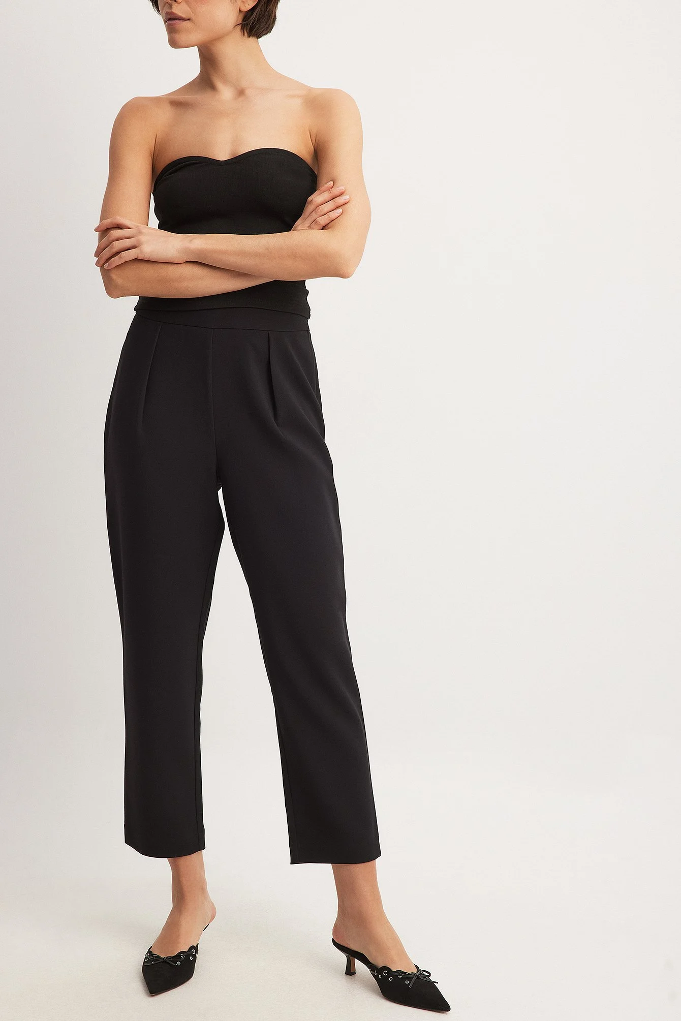 Schmal zulaufende Hose mit hoher Taille