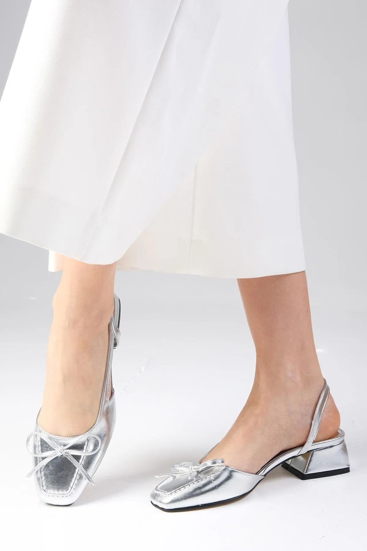 Mio Gusto  Bria Silberfarbene Damenschuhe mit niedrigem Absatz und offenem Rücken