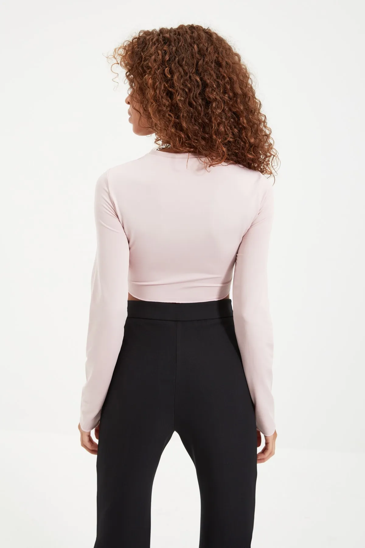 Trendyol Collection  Schwarze, gewebte Hose mit ausgestelltem Bein und hohem Bund und Schlitz TWOAW22PL0134
