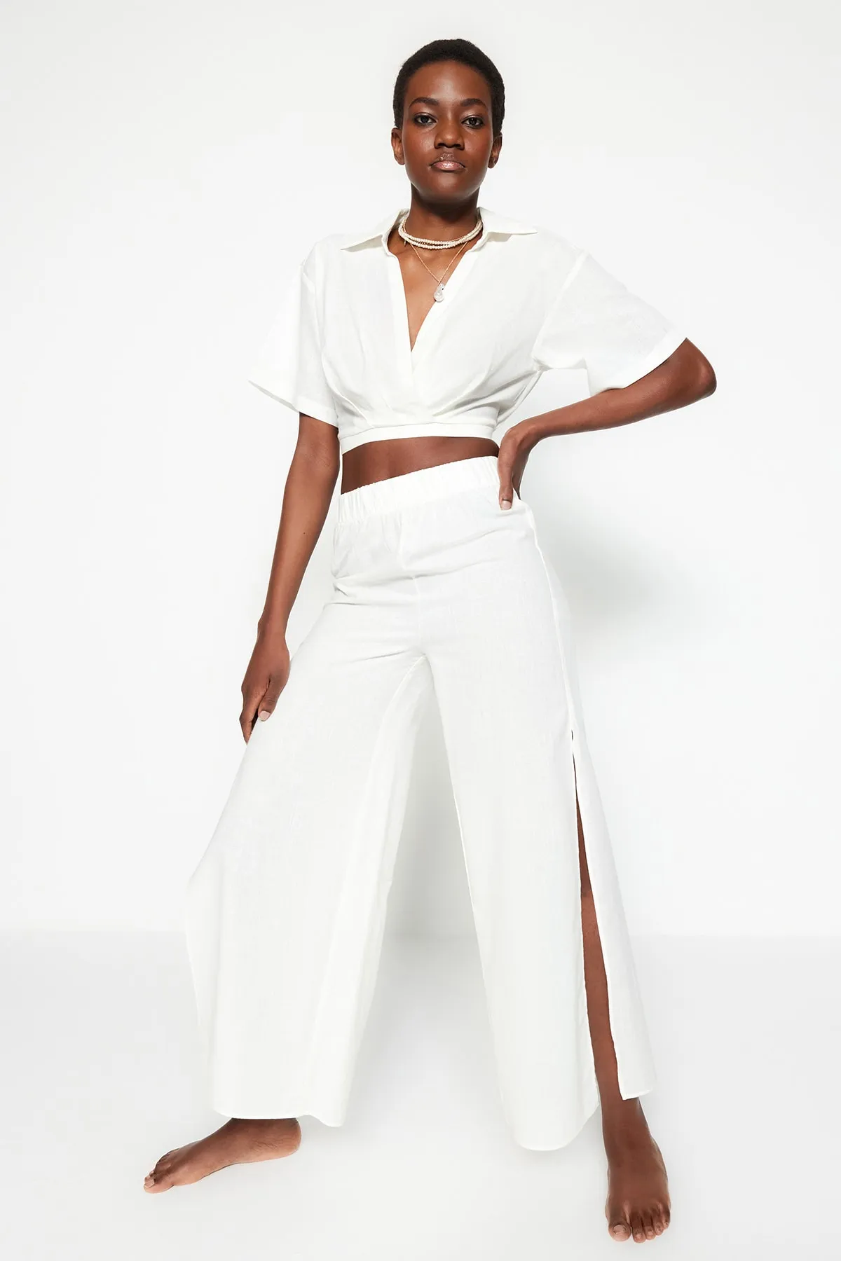 Trendyol Collection  Ecru gewebte Hose mit Schlitz aus 100 % Baumwolle TBESS21PL0493
