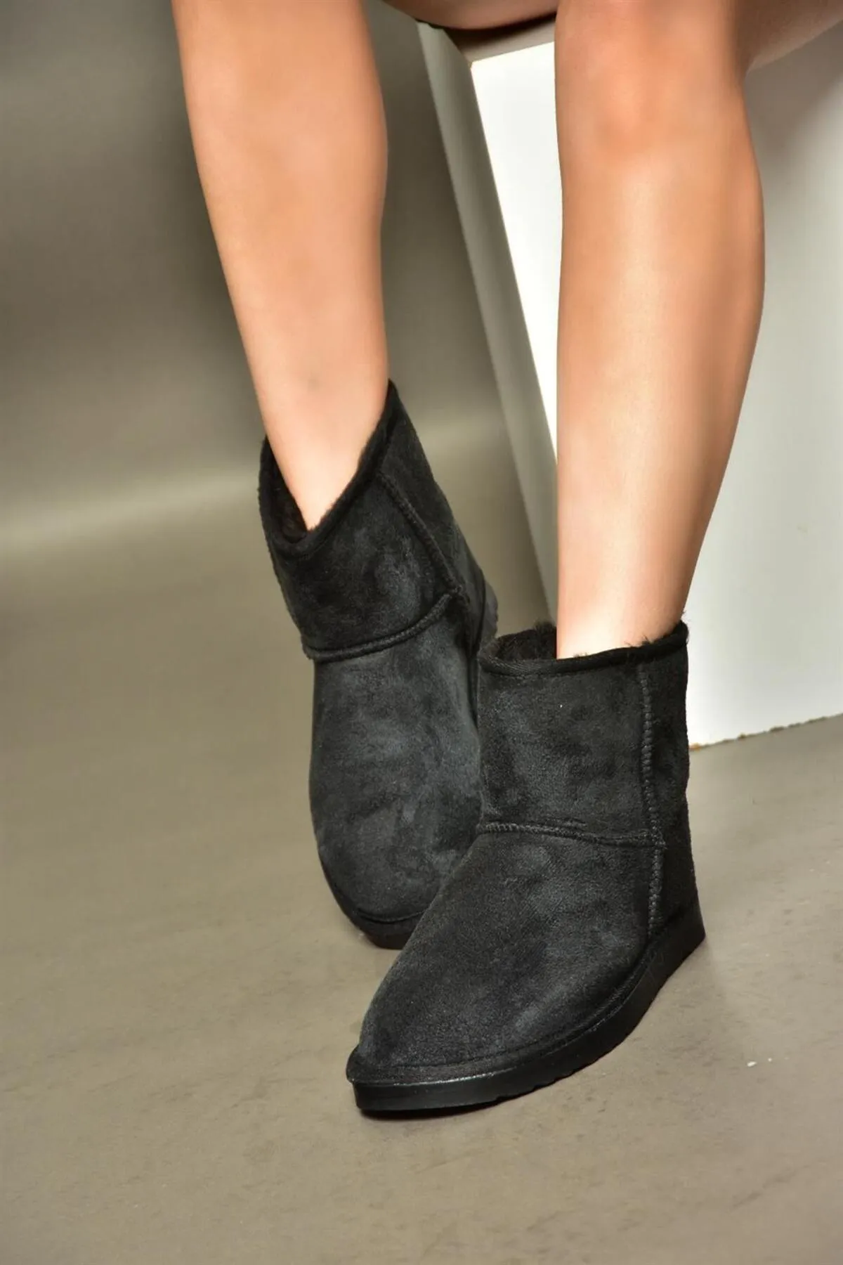 Fox Shoes  R612026502 Schwarze Wildlederstiefel für Damen mit Federn innen