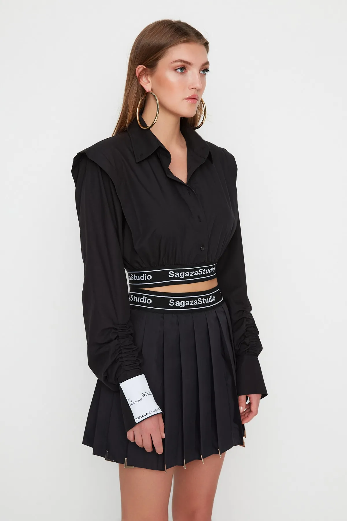 Trendyol Collection  Schwarzes, bauchfreies Hemd mit Details