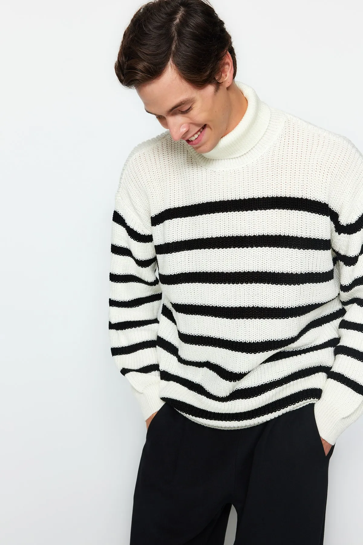Trendyol Collection  Ecru Unisex Oversize Fit Wide Fit gestreifter Strickpullover TMNAW24KZ00017