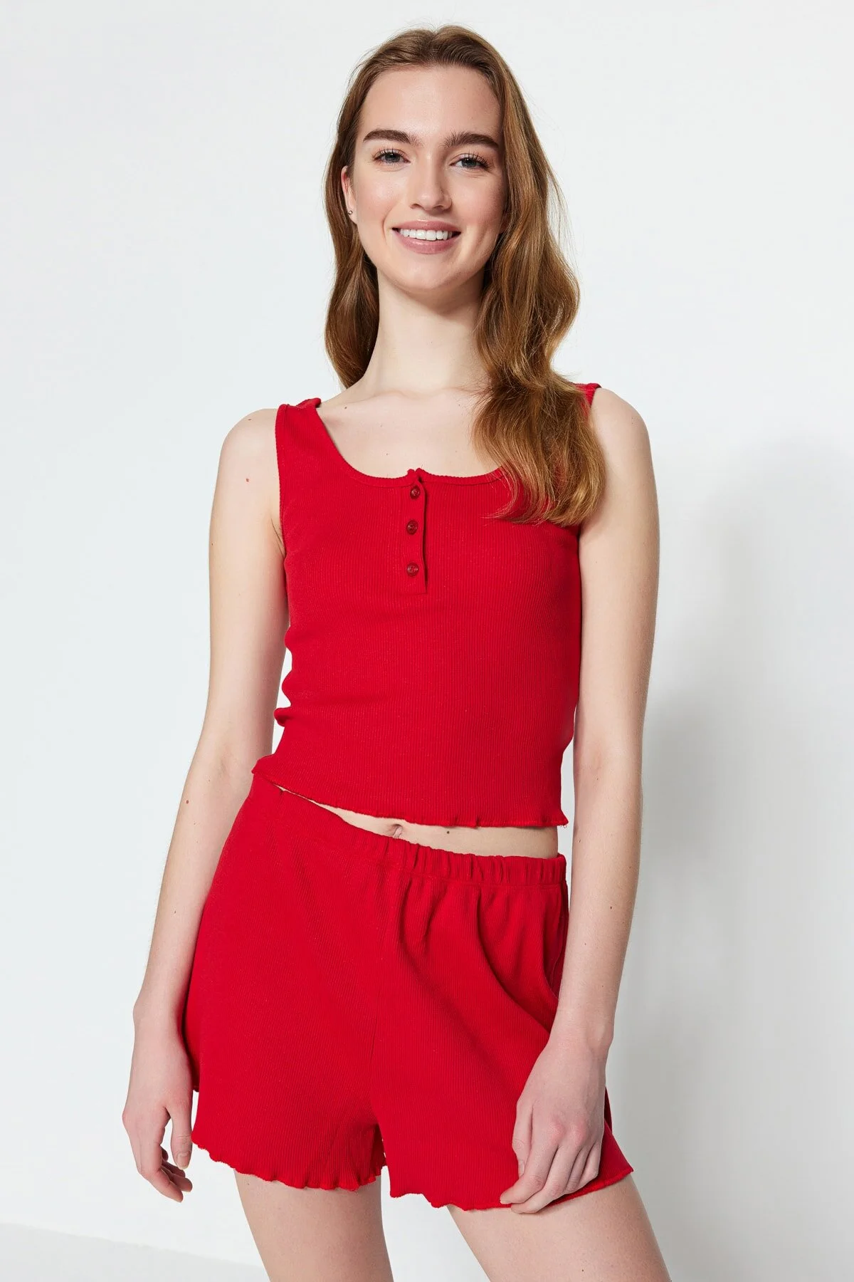 Trendyol Collection  Strick-Pyjama-Set mit Unterhemd und Shorts aus gerippter Baumwolle mit roten Knöpfen und detaillierten Details THMSS23PT00179