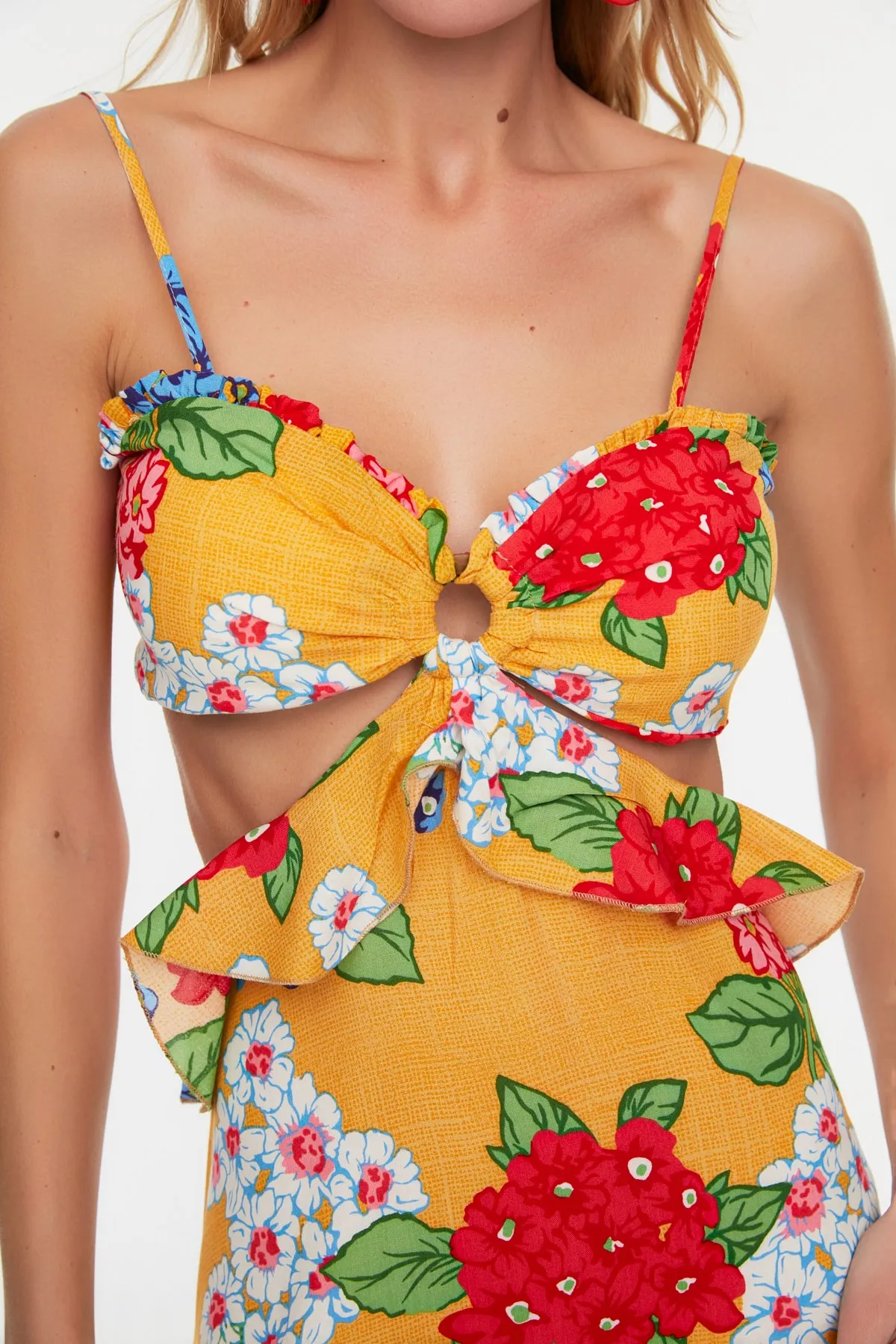 Trendyol Collection  Gelbes, floral gemustertes, detailliertes Strandkleid aus Viskose mit Ausschnitten TBESS21EL1054