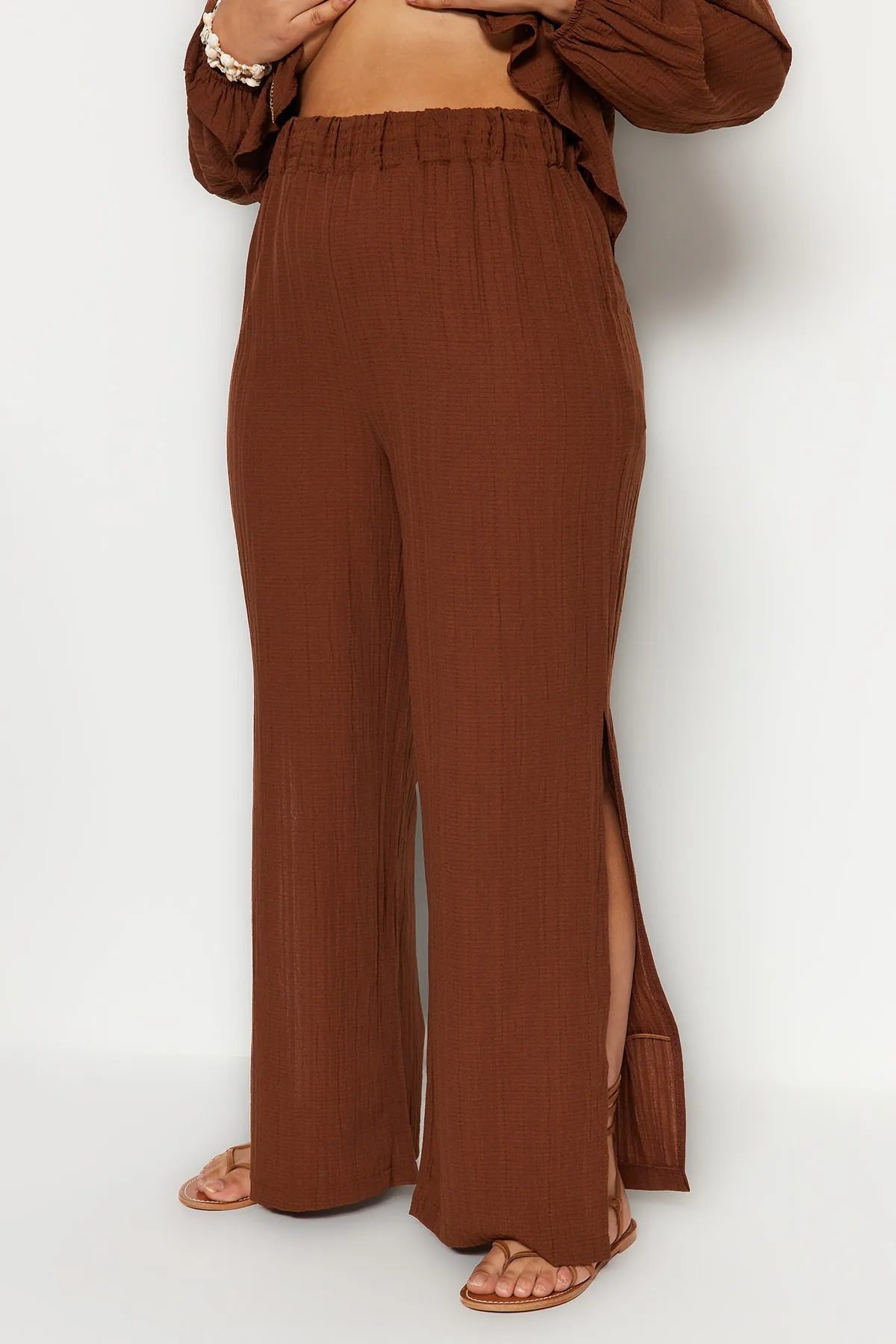 Trendyol Curve  Braune gewebte Strandhose mit Schlitzdetail TBBSS23AR00012