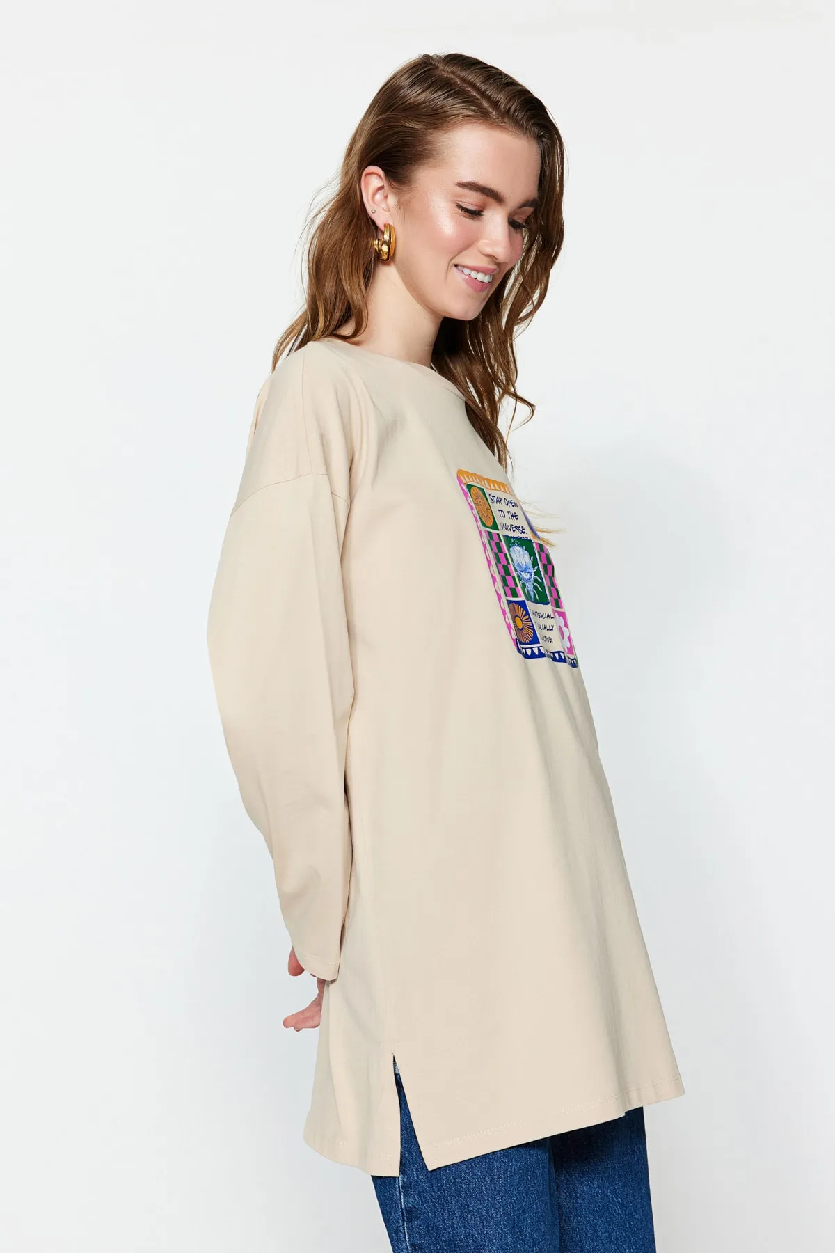 Trendyol Modest  Beiges langärmliges Strick-T-Shirt mit Aufdruck TCTSS23RT00004