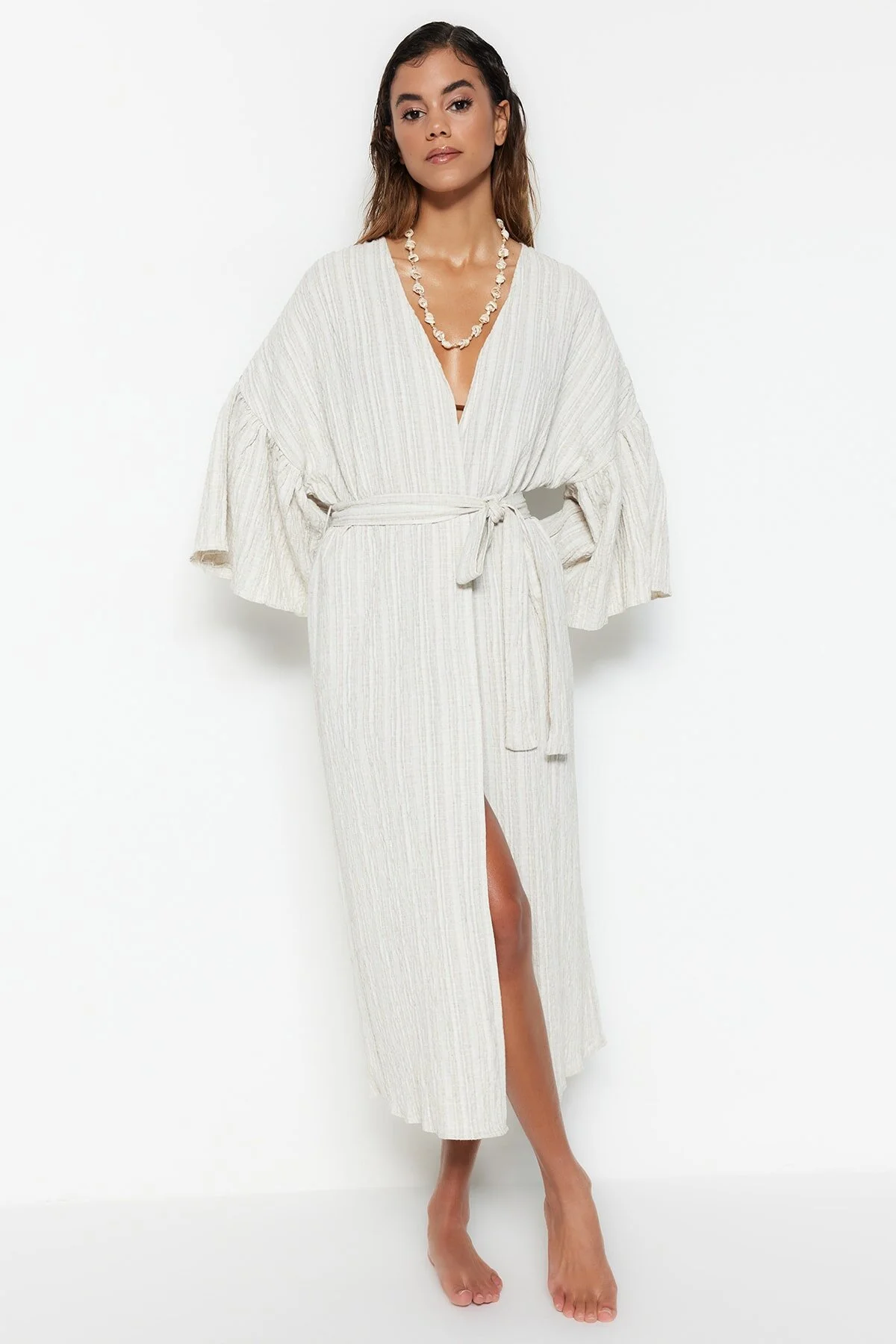 Trendyol Collection  Ecrufarbener Maxi-Kimono und Kaftan aus gewebtem Volant aus Leinenmischung mit Gürtel TBESS23KM00028