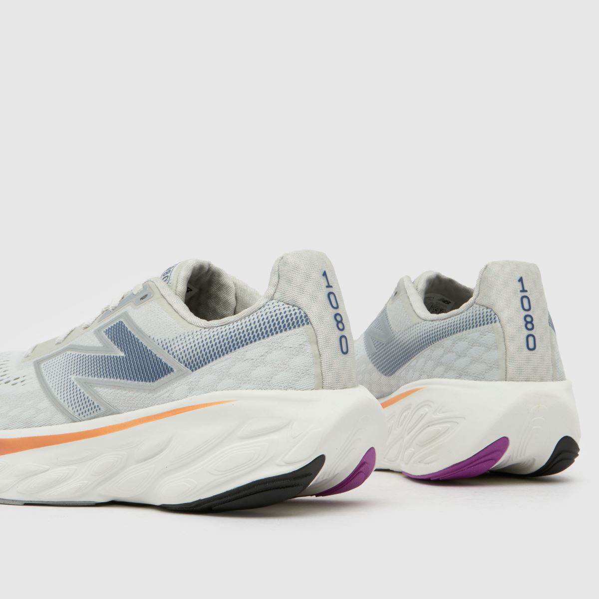 New Balance – Ljusgrå sneakers med fresh foam-mönster och 1080 v13-mönster