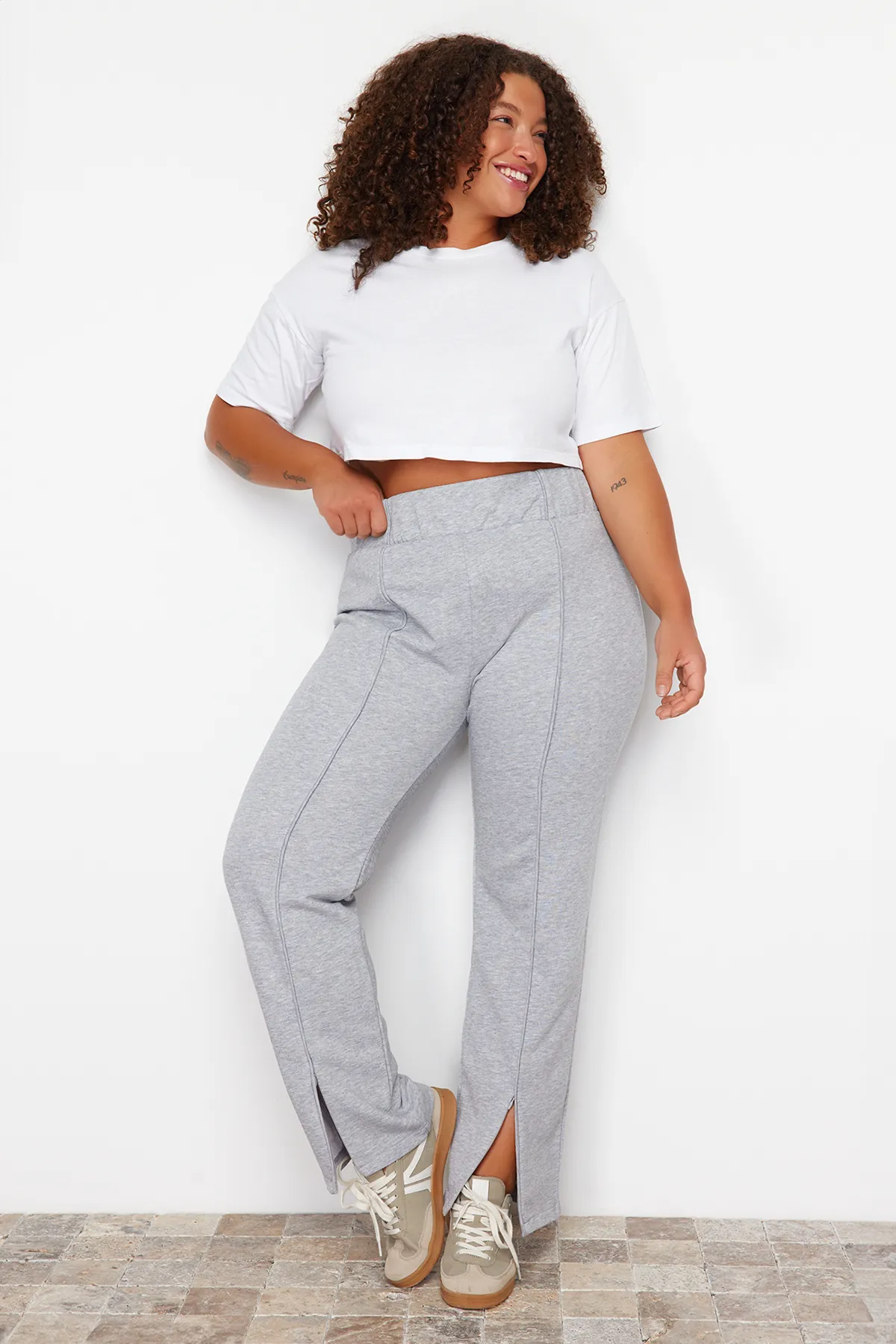 Trendyol Curve  Graue Melange-Paspelierung, detaillierte dünne Jogger-Strick-Jogginghose TBBSS24AJ00001