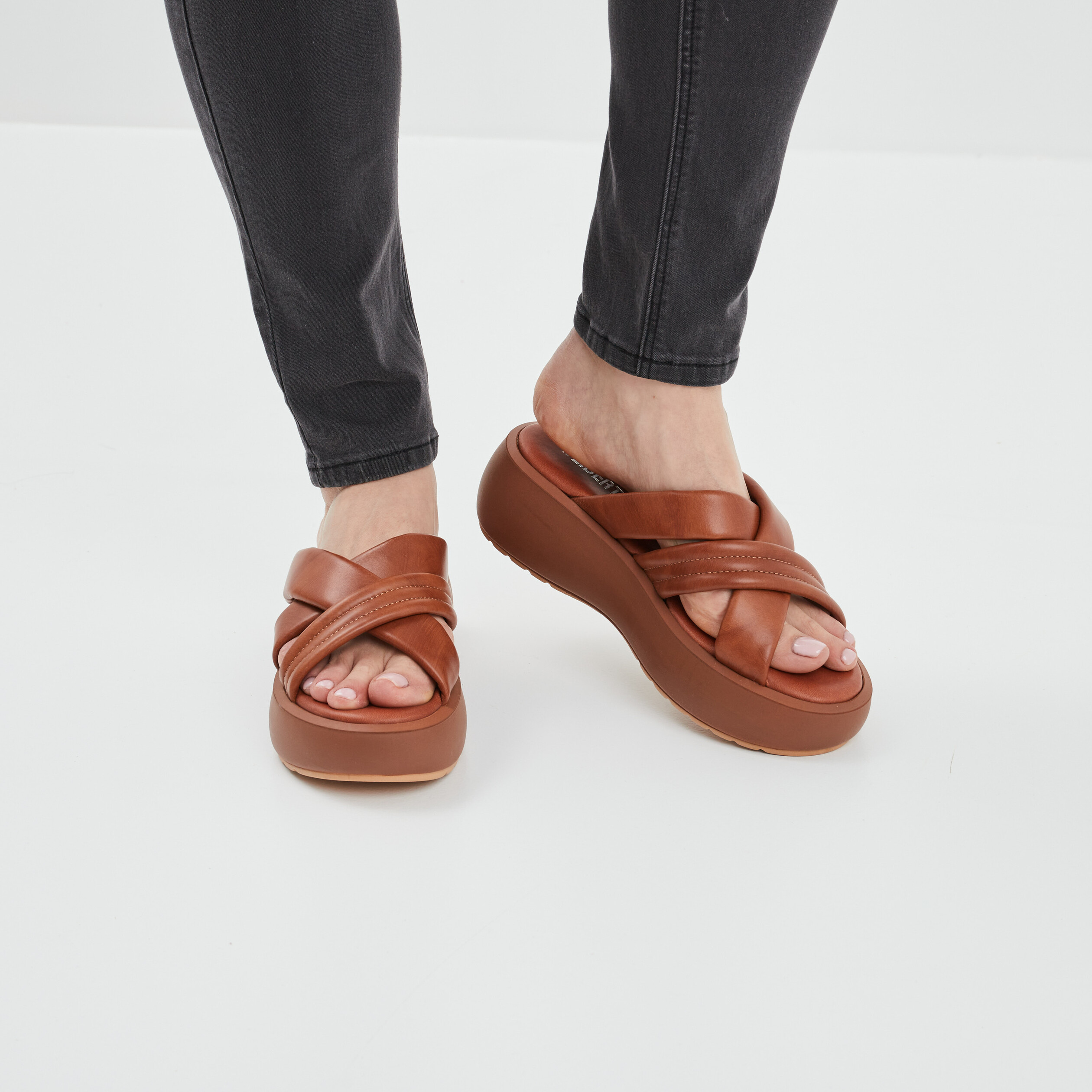 Mules compensées en cuir Liberto marron femme | La Halle