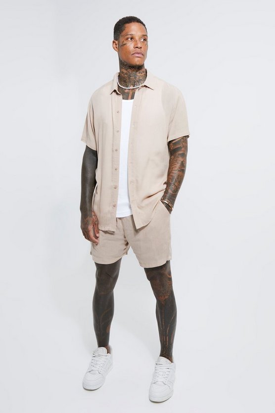 Kurzärmliges Hemd und Shorts