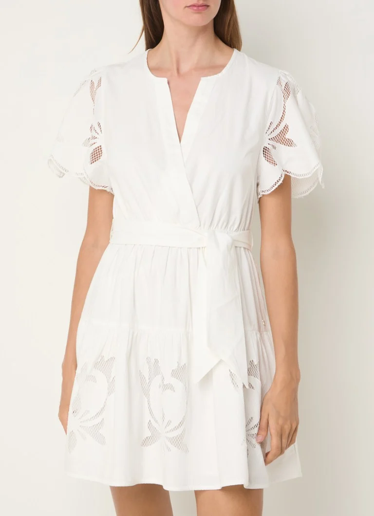 Robe tunique courte NIKKIE Durban avec motif ajouré et ceinture à nouer