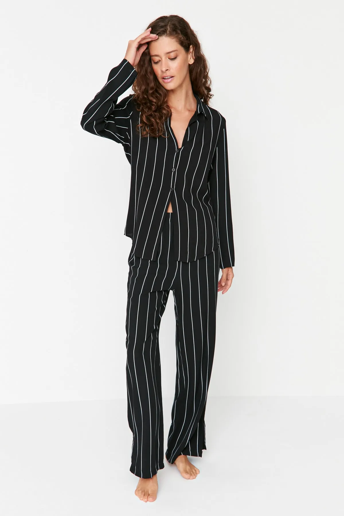 Trendyol Collection  Schwarzes Pyjama-Set aus gewebtem Viskose-Hemd und -Hose mit Streifen und Schlitzdetail THMAW23PT00158