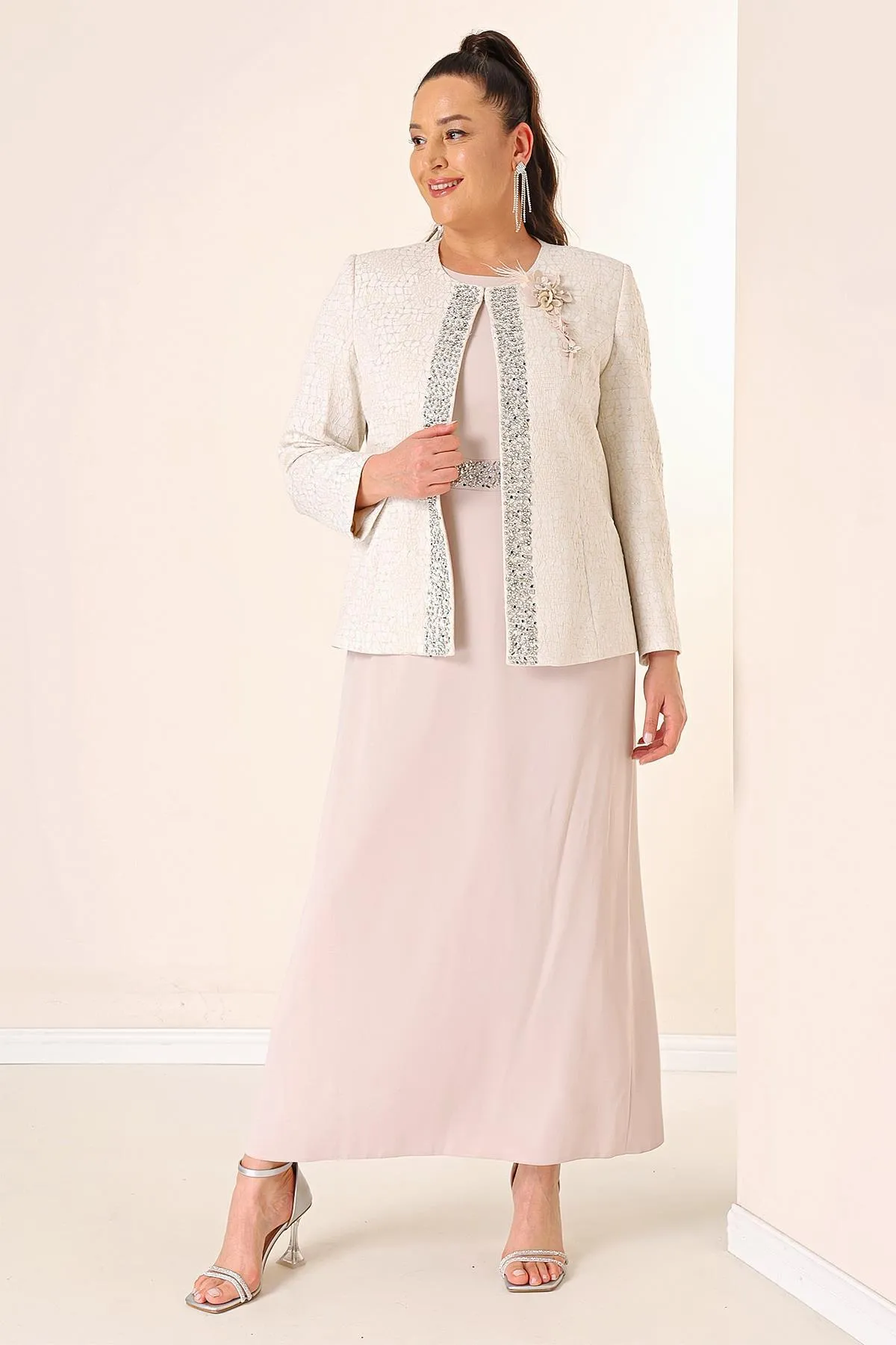 By Saygı  Ärmelloses langes Crêpe-Kleid mit Perlenbesatz in der Taille, Jacquard-Jacke mit Perlenmuster vorne und Futter in Übergröße, 2-teilig