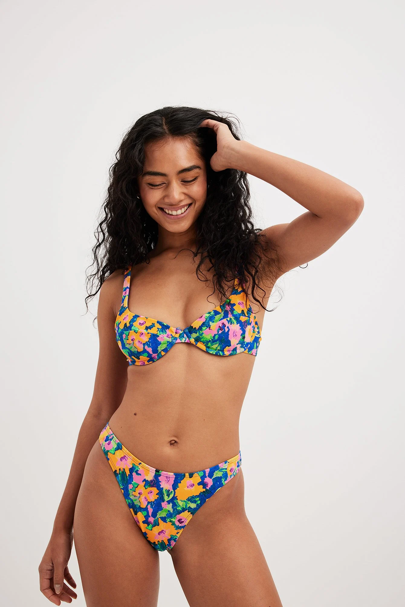 Bikini-Oberteil mit Bügel und breiten Trägern