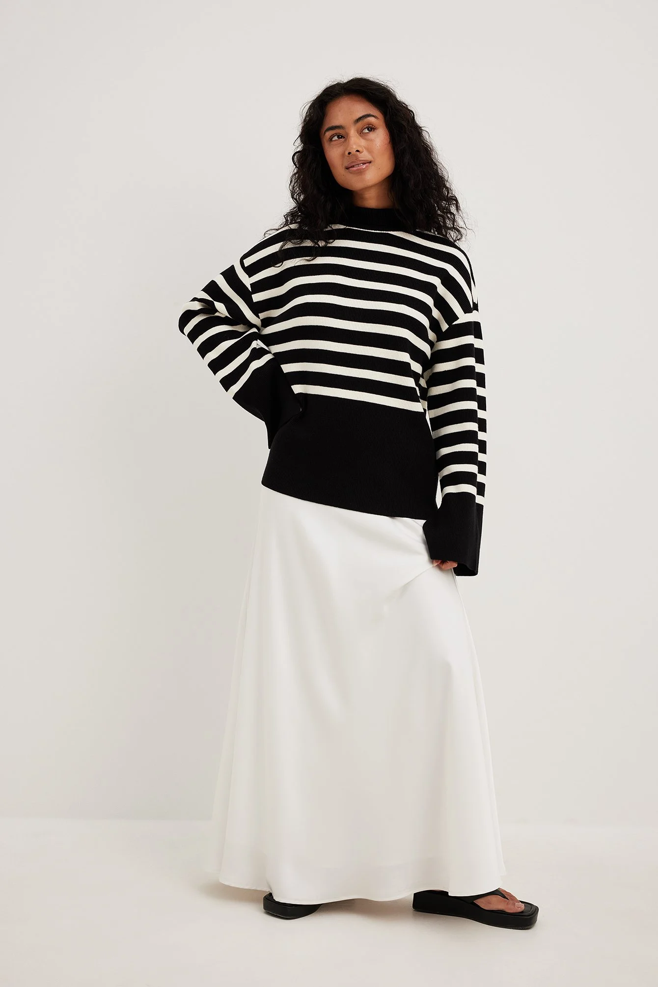 Gestreifter Strickpullover mit Rollkragen