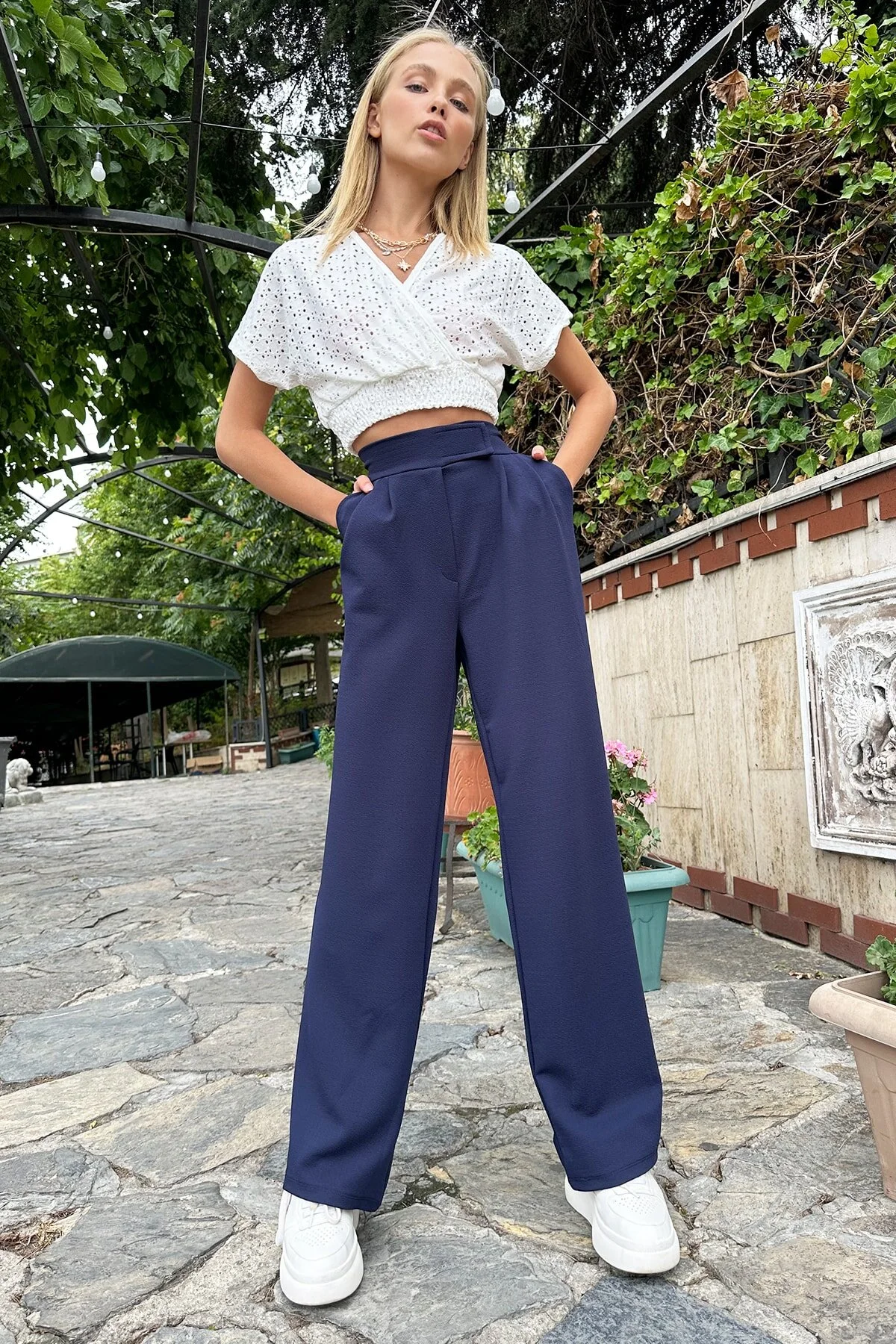 Trend Alaçatı Stili  Marineblaue Palazzo-Hose mit hoher Taille und doppelter Tasche und plissiertem Klettverschluss für Damen ALC-X10753