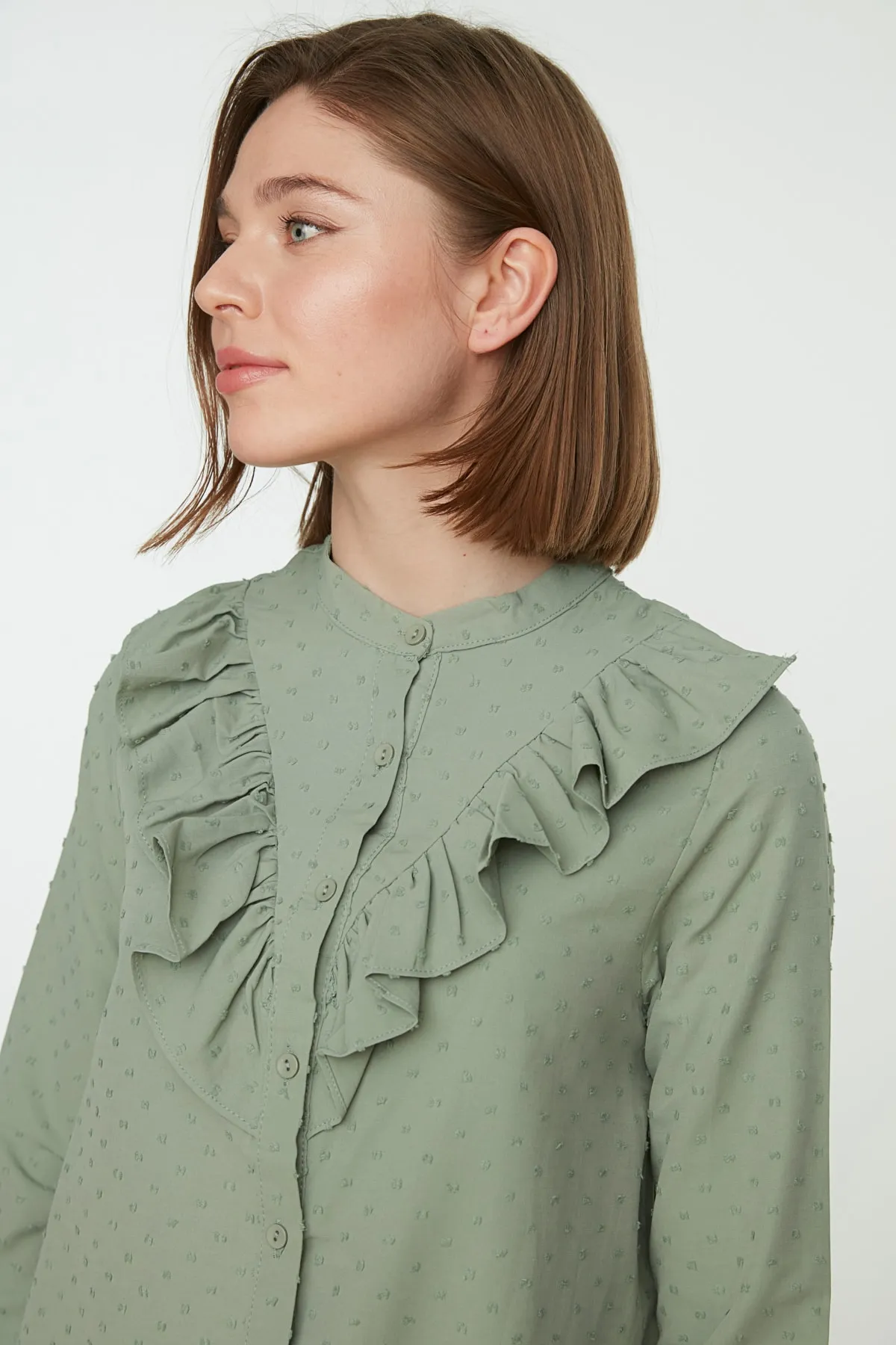 Trendyol Modest  Grünes, gewebtes Baumwollhemd mit Rüschenkragen, Pompon-Details und TCTSS21TN0133