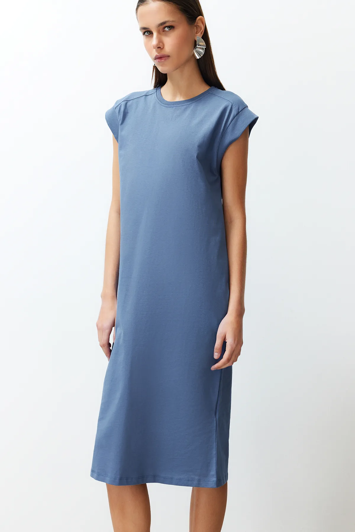 Trendyol Collection  Indigofarbenes, schlichtes T-Shirt-Kleid aus 100 % Baumwolle mit Mondärmeln, Shift-/Bequem geschnittenes Midi-Midikleid TWOSS24EL00126