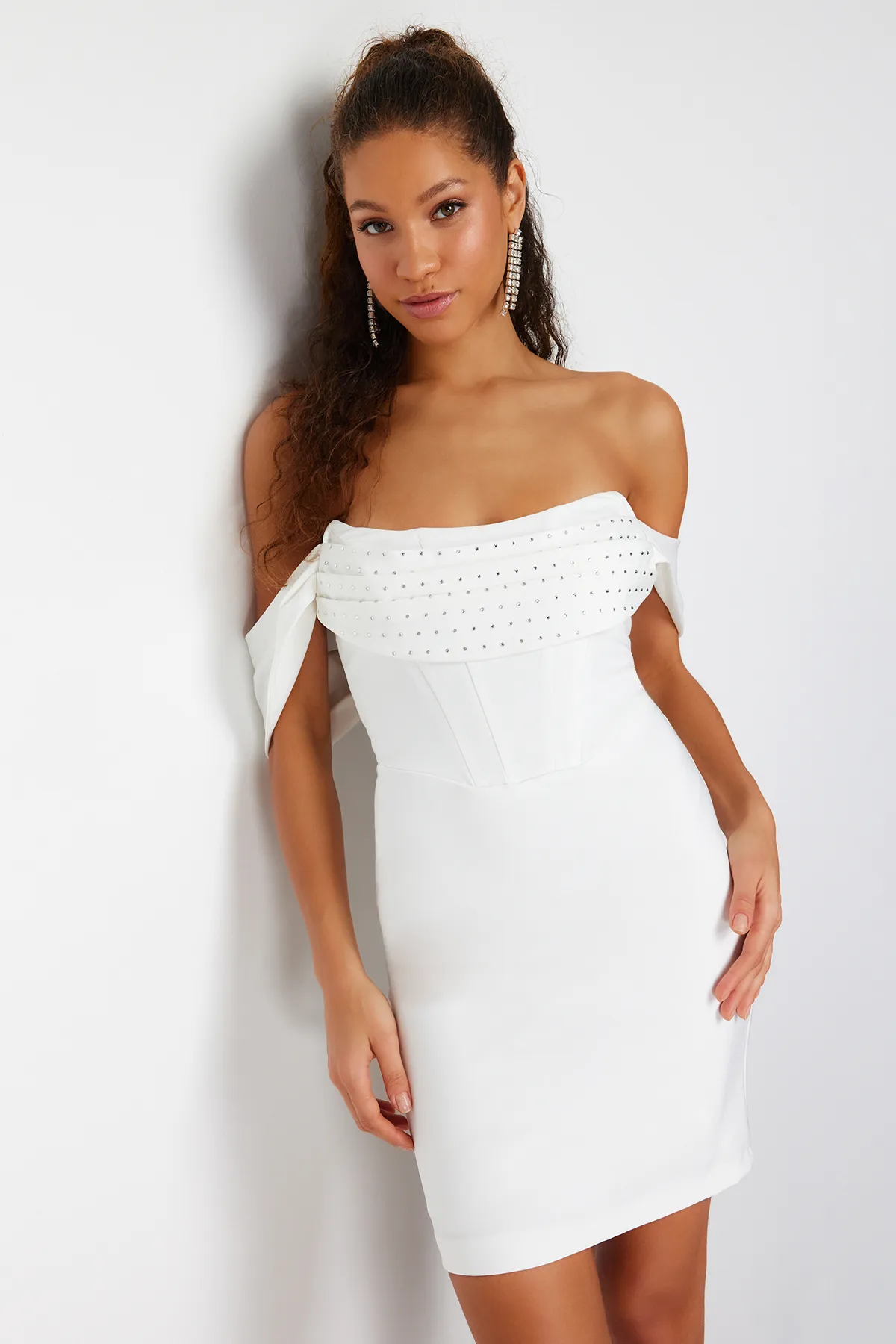Trendyol Collection  Weißes, figurbetontes, gewebtes, gefüttertes, glänzendes, juwelenbesetztes Hochzeits-/Nikah-Elegantes Abendkleid TPRSS24EL00109