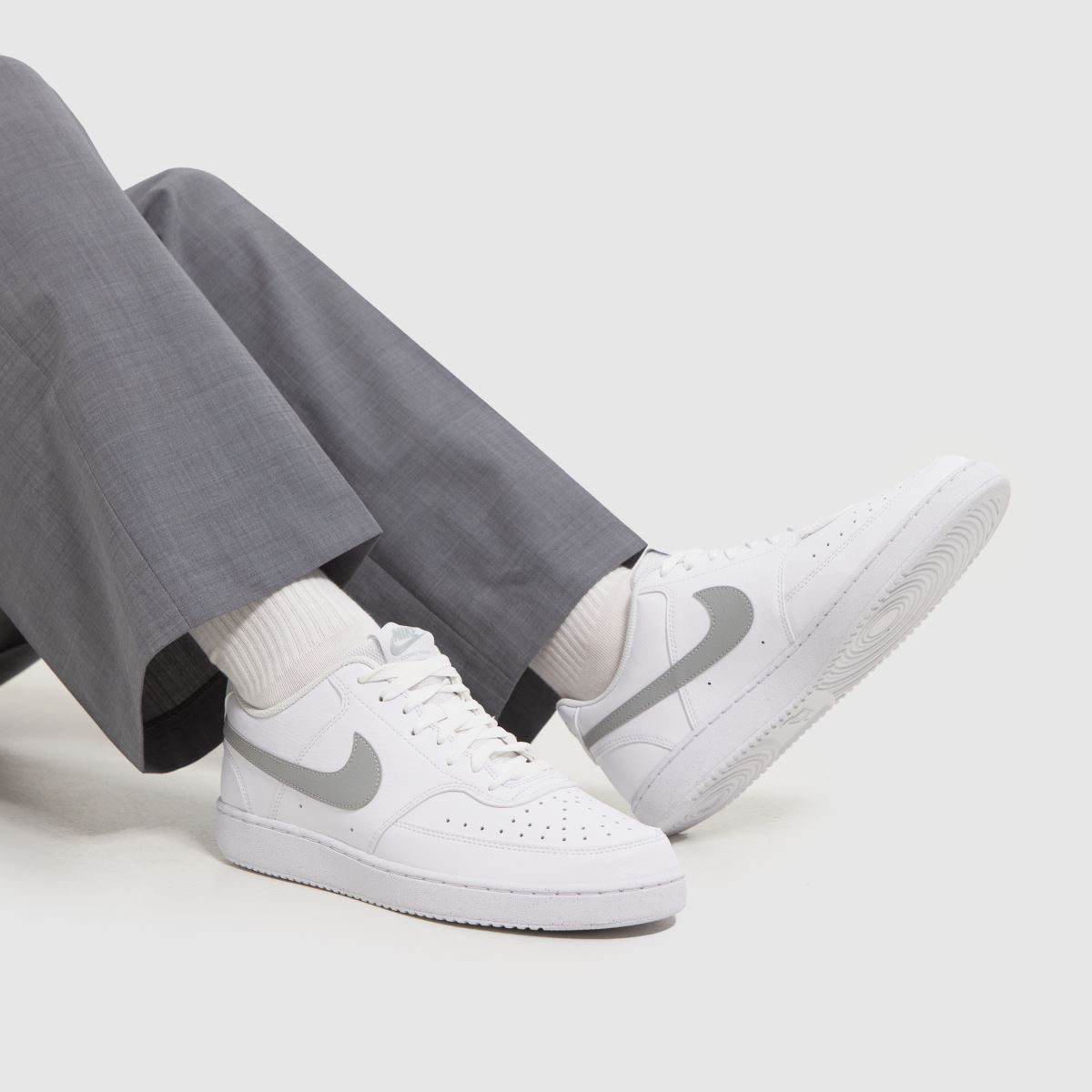 Športni copati Nike Court Vision v beli in sivi barvi