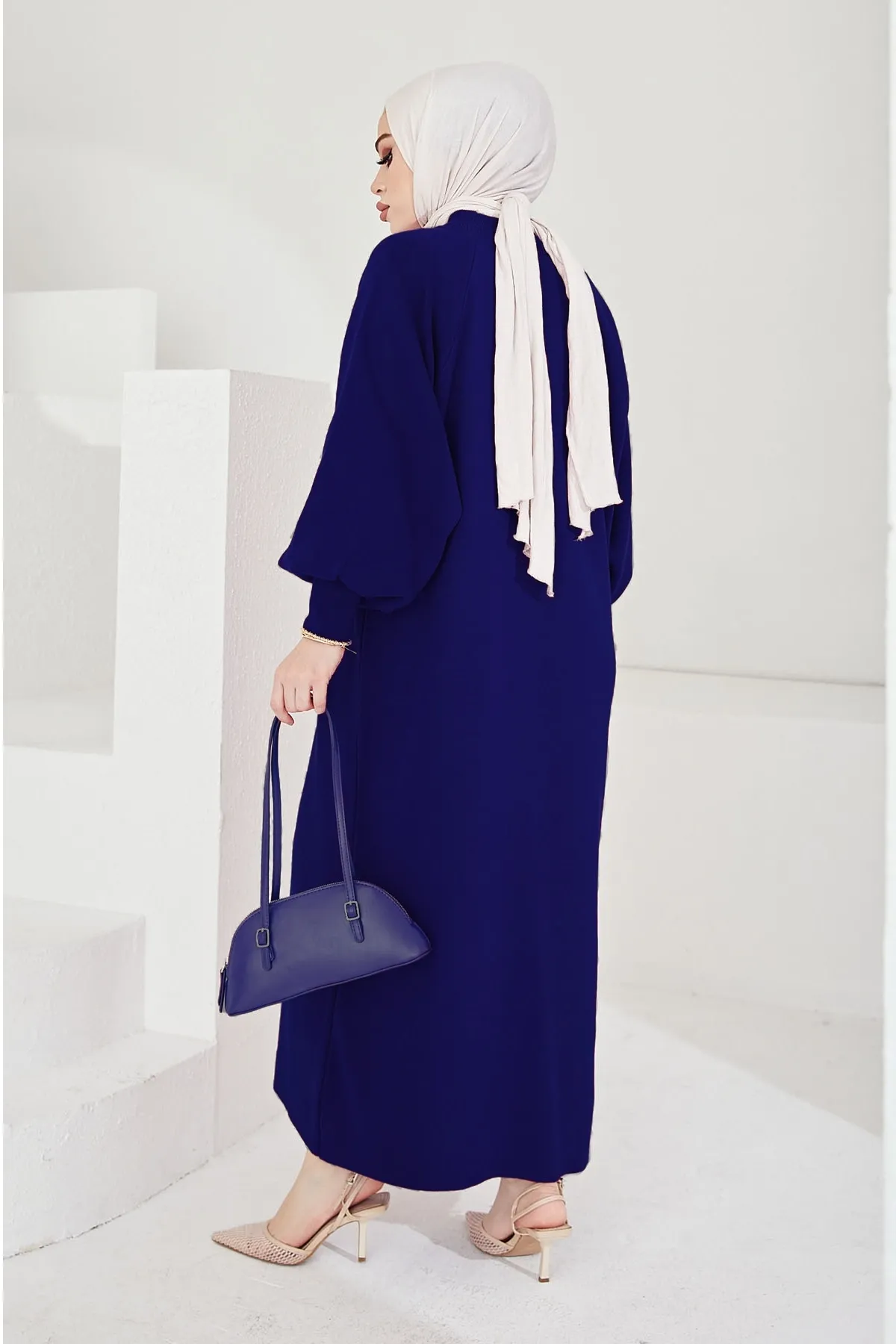 InStyle  Mina Hijab-Kleid aus Strick mit Ballonärmeln – Marineblau