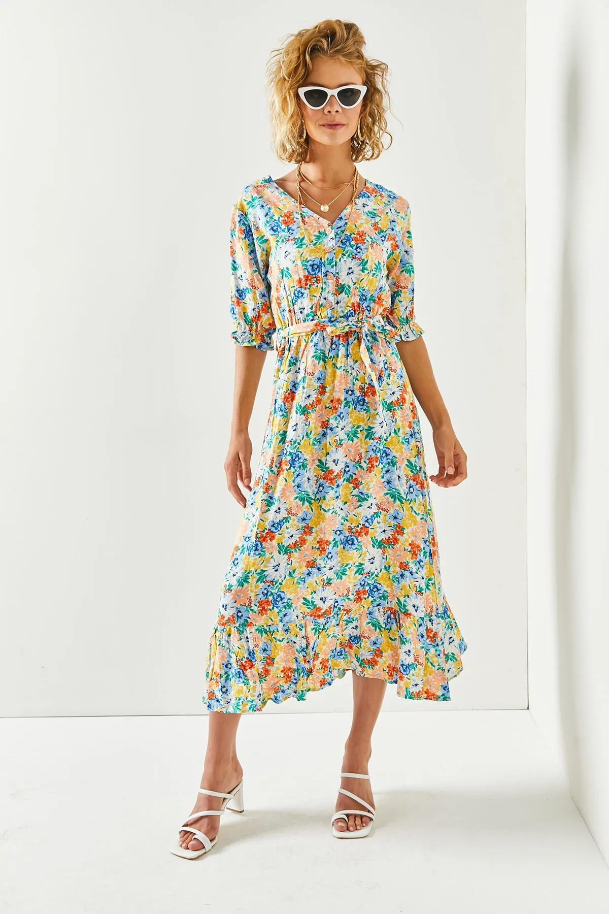 Olalook  Puderblaues Damenkleid aus gewebter Viskose mit Knöpfen und Gürtelärmeln ELB-19001524