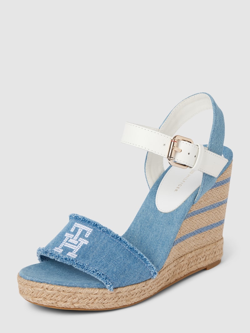 Wedges mit Label-Detail in jeans