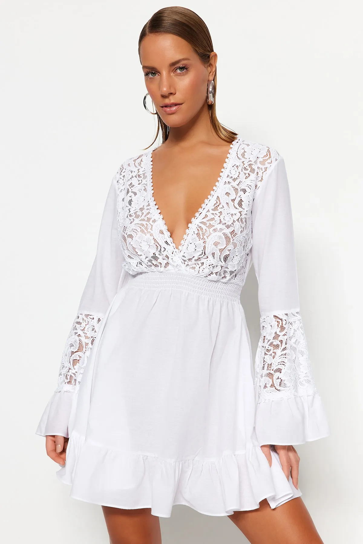 Trendyol Collection  Weißes Mini-Strandkleid aus gewebter Spitze aus 100 % Baumwolle TBESS23EL00048