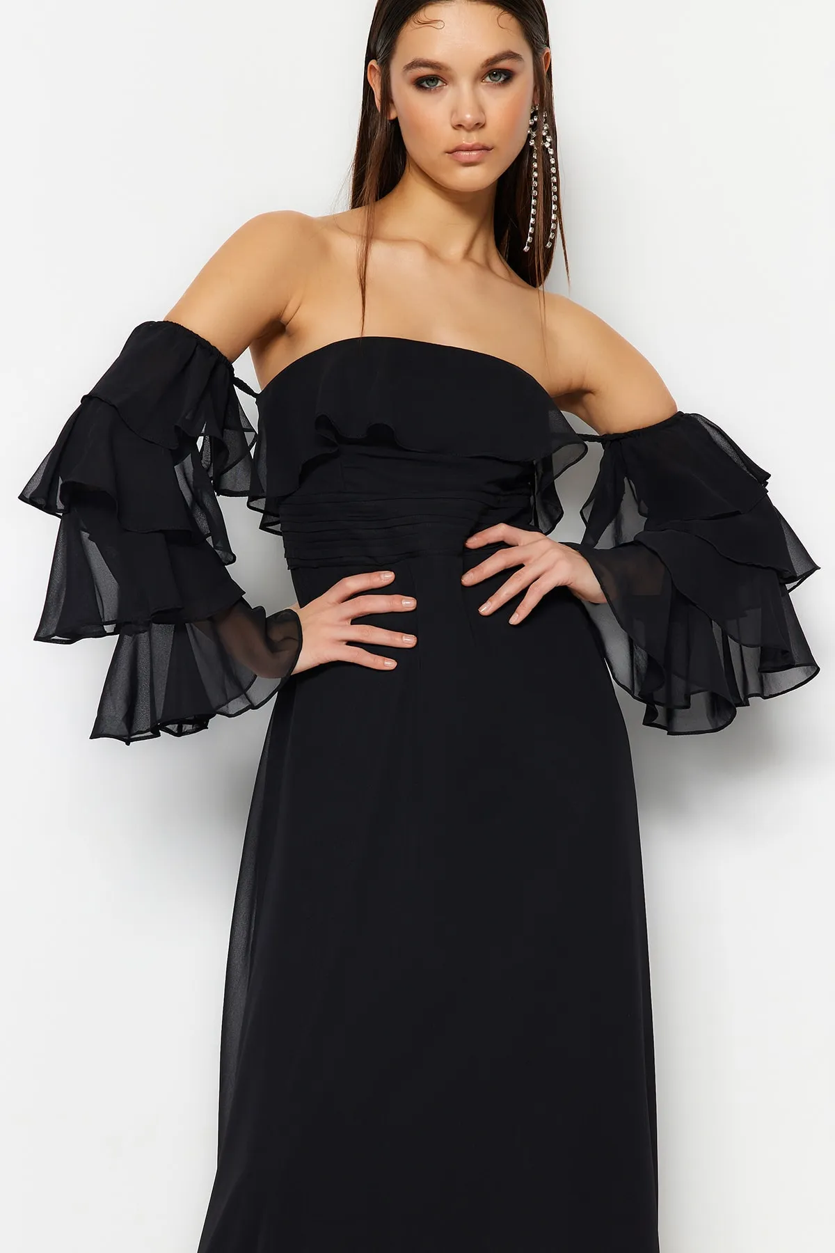 Trendyol Collection  Schwarzes langes Abendkleid aus Chiffon mit Taillenöffnung/Skater-Futter TPRSS23AE00084