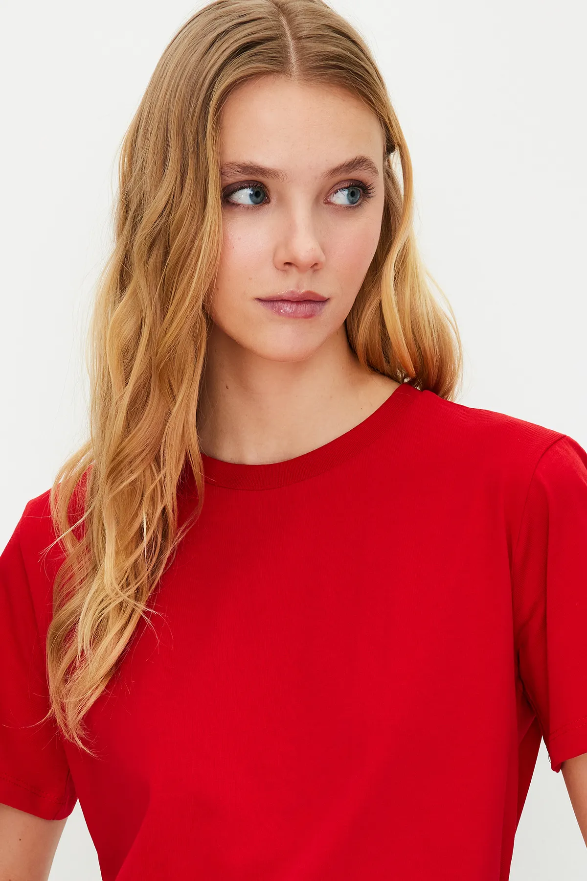 Trendyol Collection  Rotes Basic-Strick-T-Shirt aus 100 % Baumwolle mit Rundhalsausschnitt TWOSS23TS00000