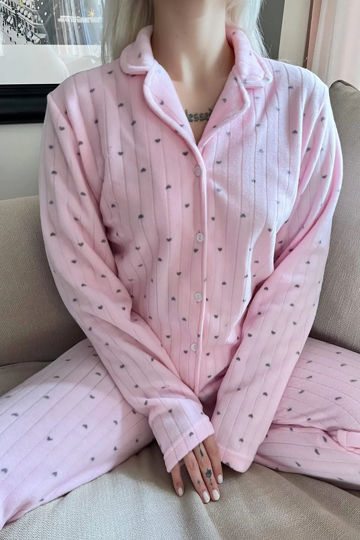 Pijamaevi  Hellrosa Pyjama-Set aus Plüsch-Fleece mit Herzmuster und Knöpfen vorne