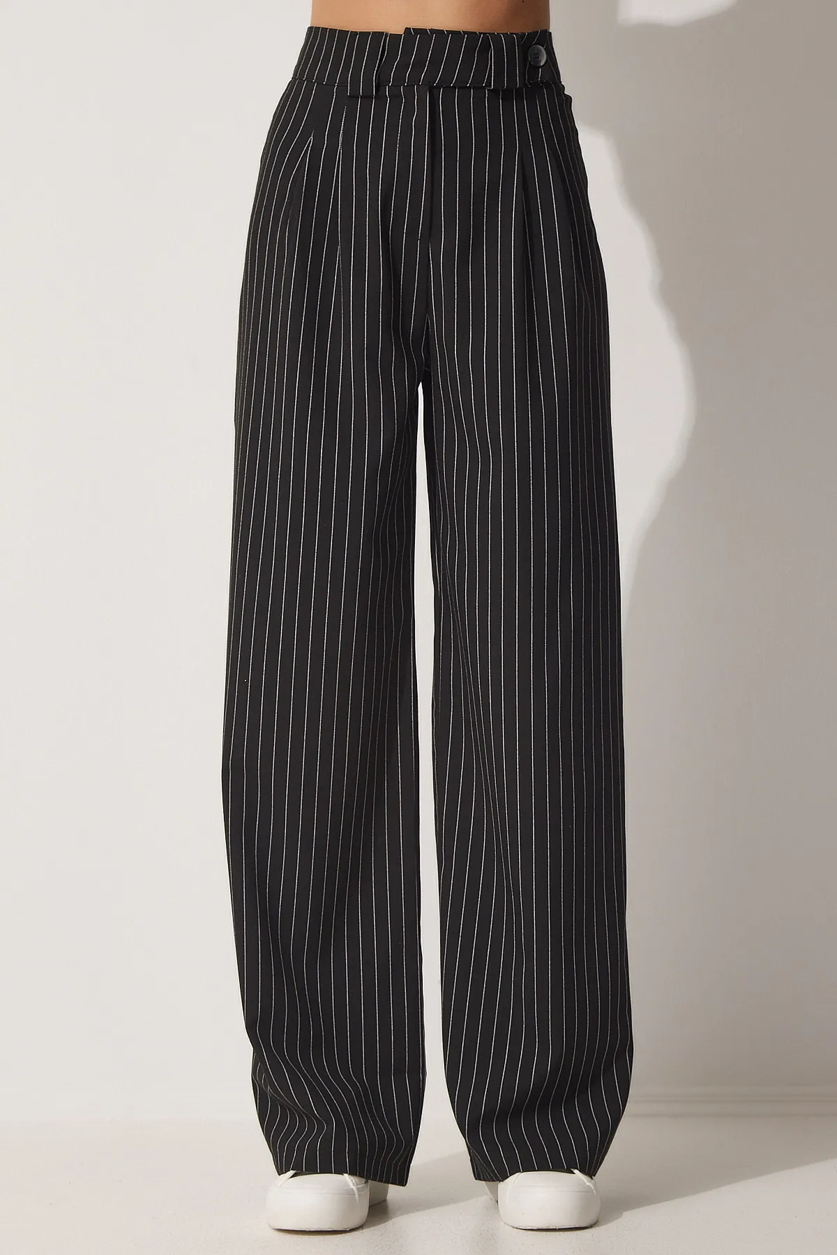 Happiness İstanbul  Schwarze, plissierte Hose mit weitem Bein für Damen GK00008