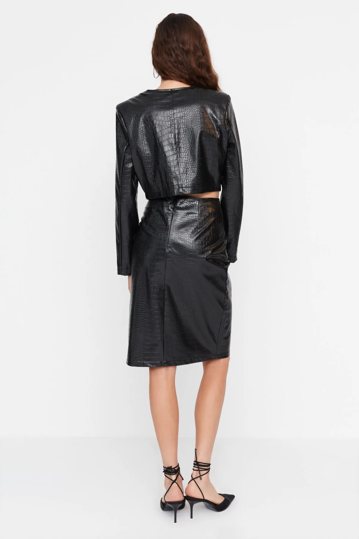 Trendyol Collection  Schwarzer Midi-Webrock mit Schlitz und detailliertem Schlangenlederimitat TWOAW23ET00260
