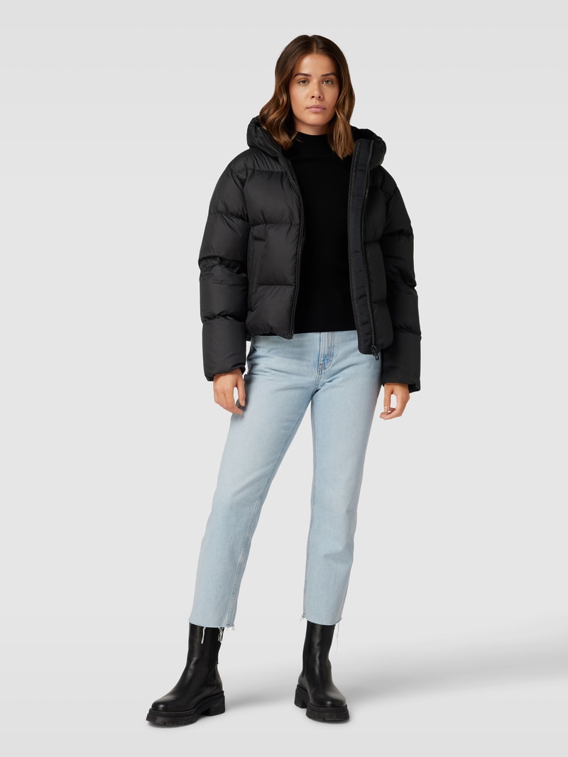 Daunenjacke mit Daunen-Feder-Füllung und Kapuze in schwarz