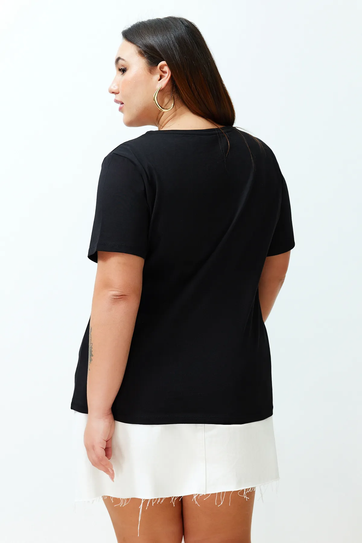 Trendyol Curve  Schwarzes Boyfriend-Strick-T-Shirt mit Stickerei und detaillierten Details TBBSS24BF00029
