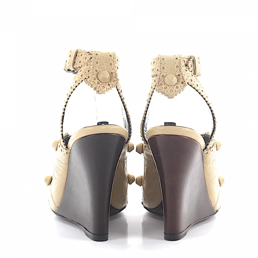 Balenciaga - Wedge Sandalen Leder beige Lochmuster - beige